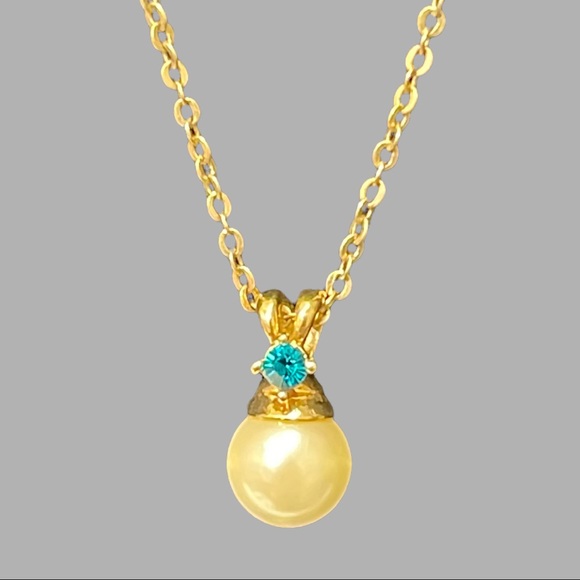 Vintage Avon December Birthstone and Faux Pearl Goldtone Necklace 1980’s - Picture 1 of 3